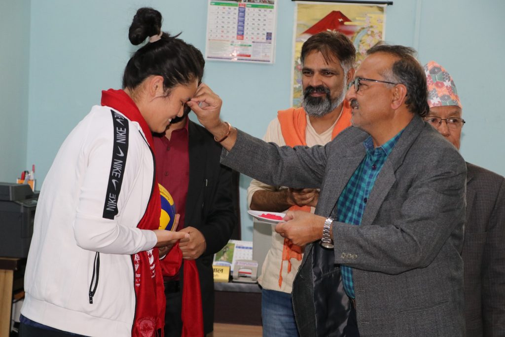 गण्डकी विश्वविद्यालयद्धारा भलिबलकी कप्तान अरुणालाई सम्मान