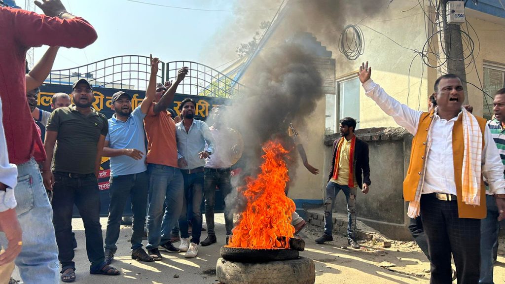 प्रहरीले नेतालाई हातपात गरेको भन्दै जसपा कार्यकर्ताको प्रदर्शन