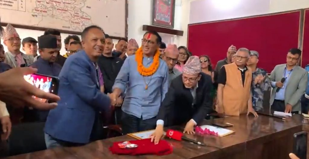 स्वर्णिमलाई माला लगाउँदै गोविन्दले दिए बधाई