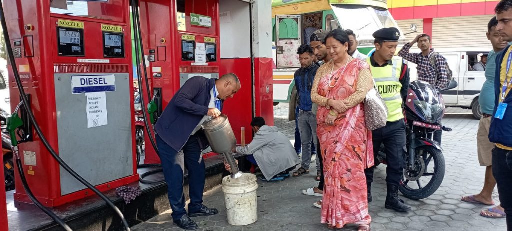पोखराका पेट्रोलपम्पमा महानगरको अनुगमन