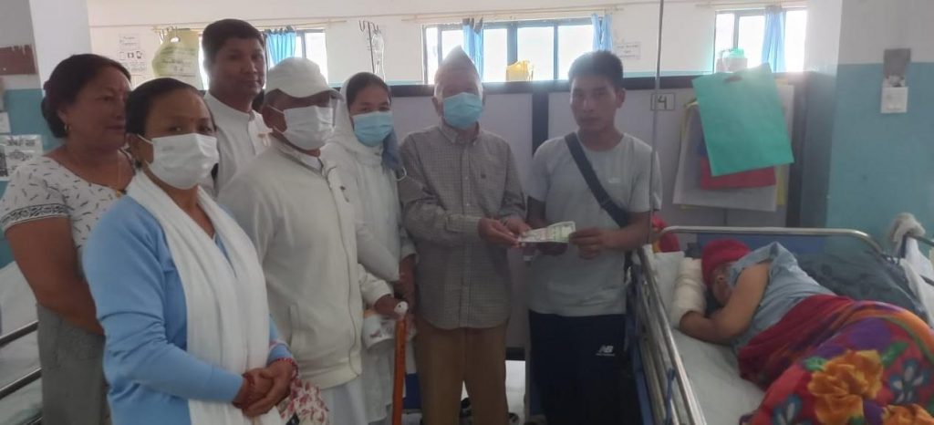 भीरबाट लडेर अचेत भएकी तमकुमारी रोकामगरलाई ओम शान्तिद्वारा आर्थिक सहयोग