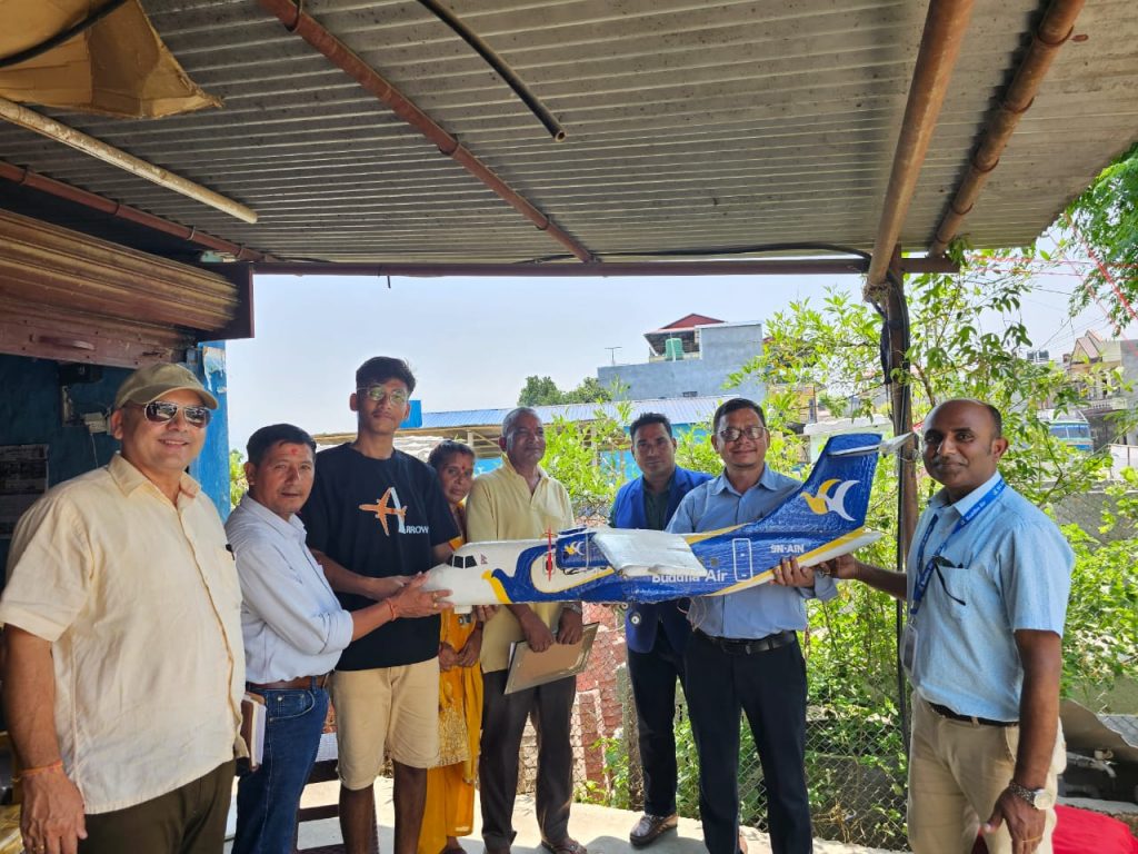 नमूना जहाज बनाएका अभयलाई बुद्ध एयरको सम्मान : दियो १ लाख