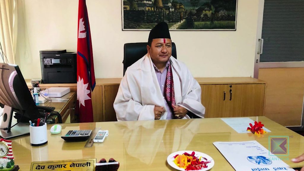 फरार ढोरपाटनका मेयर देवकुमारलाई एमालेले गर्‍यो निलम्बन