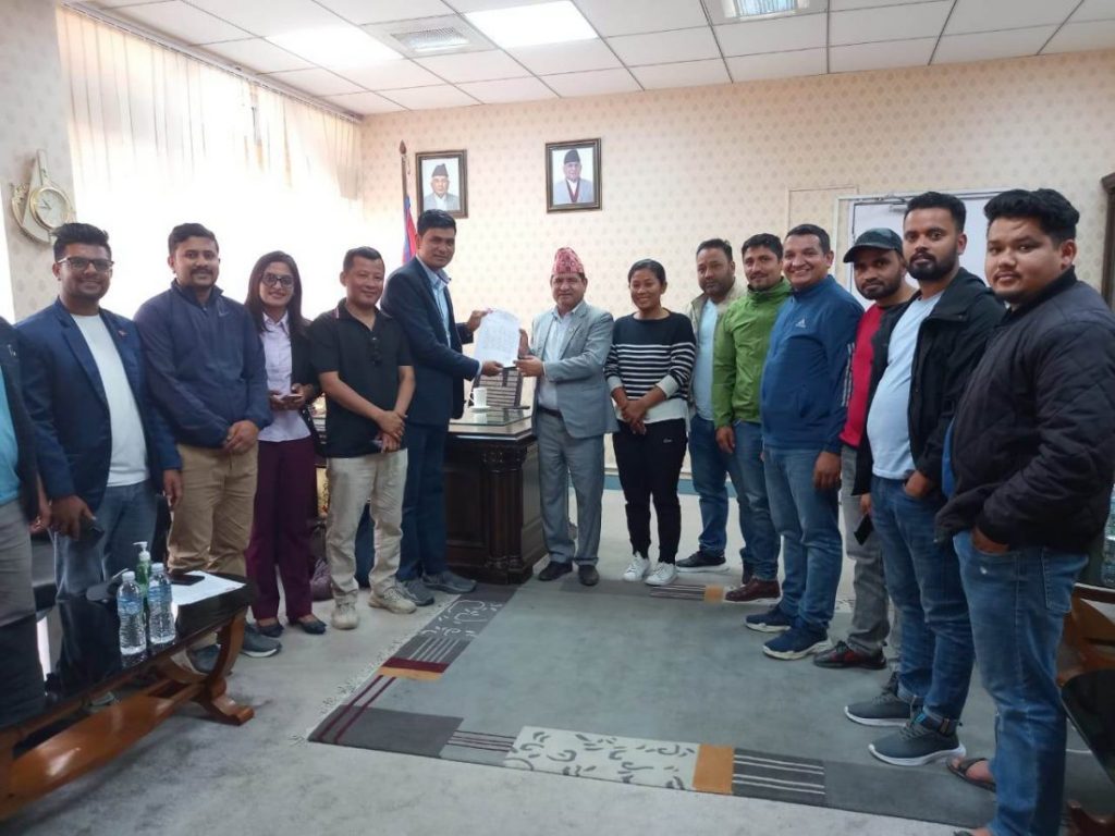 विद्यार्थीलाई ४५ प्रतिशत यातायातमा छुट दिन अनेरास्ववियूको ज्ञापनपत्र