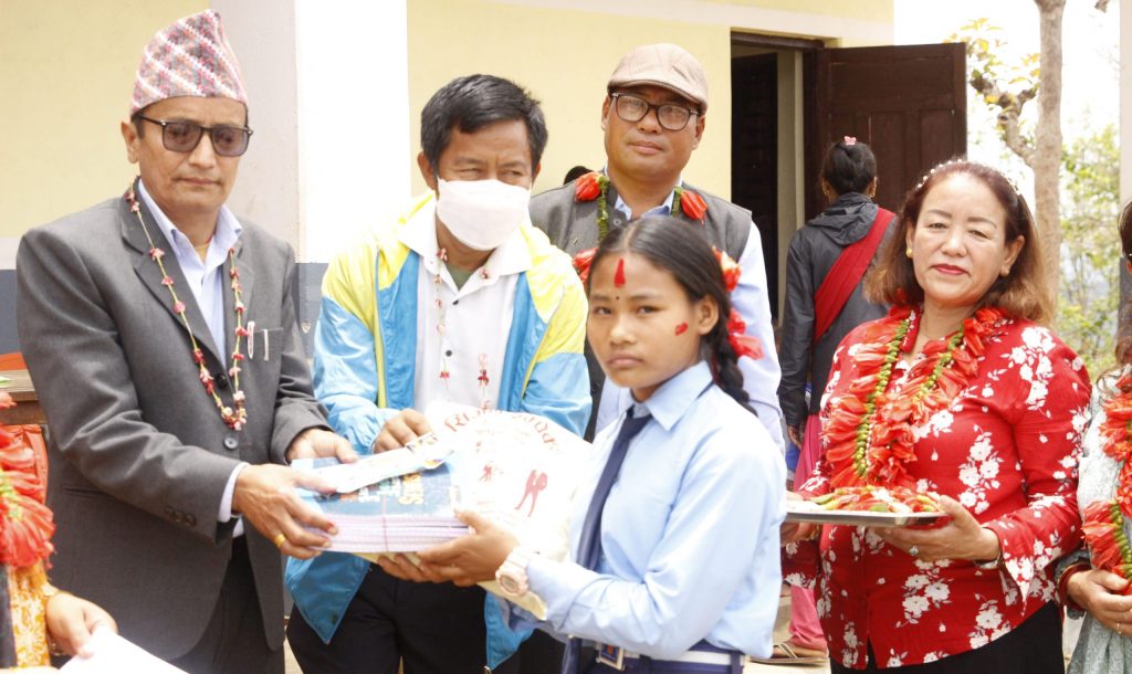 सञ्जिवनी दिदीबहिनीद्धारा तनहुँका विद्यार्थीहरुलाई छात्रवृत्ति वितरण