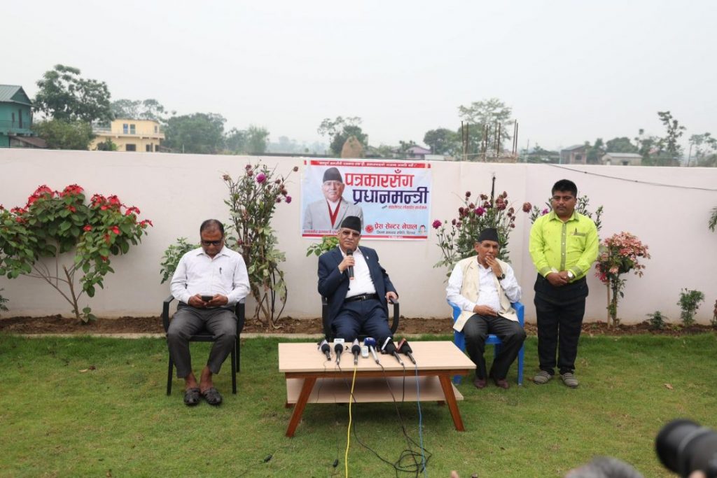 प्रधानमन्त्री प्रचण्डको स्पष्टि,‘ओलीमाथिको आक्रमण सत्तारुढ दलको संलग्नता छैन’