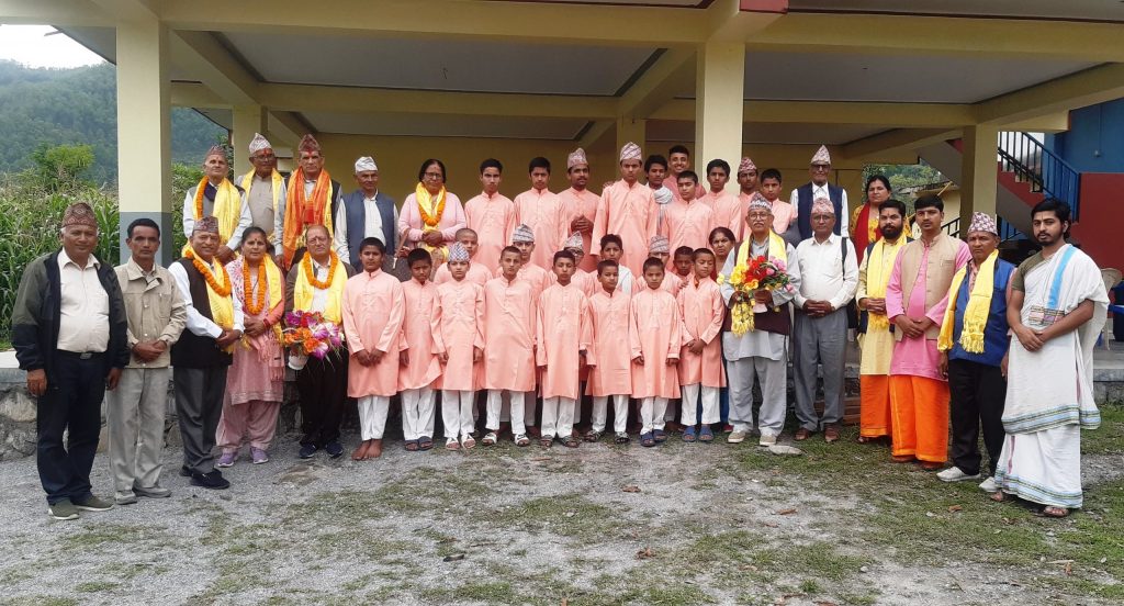 विद्यार्थीलाई पोशाक, सल्लाहकारलाई सम्मान