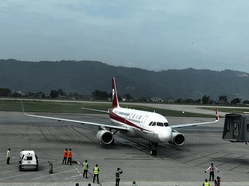 पोखरामा पहिलो पटक आयो अन्तर्राष्ट्रिय जहाज : खेलाडीलाई लिएर सिचुवान एयरलाइन्स अवतरण