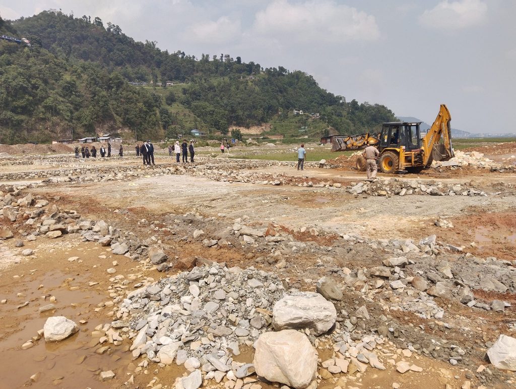 फेवातालको सिरानतर्फ बनाइएको प्लटिङमा पोखरा महानगरले चलायो डोजर