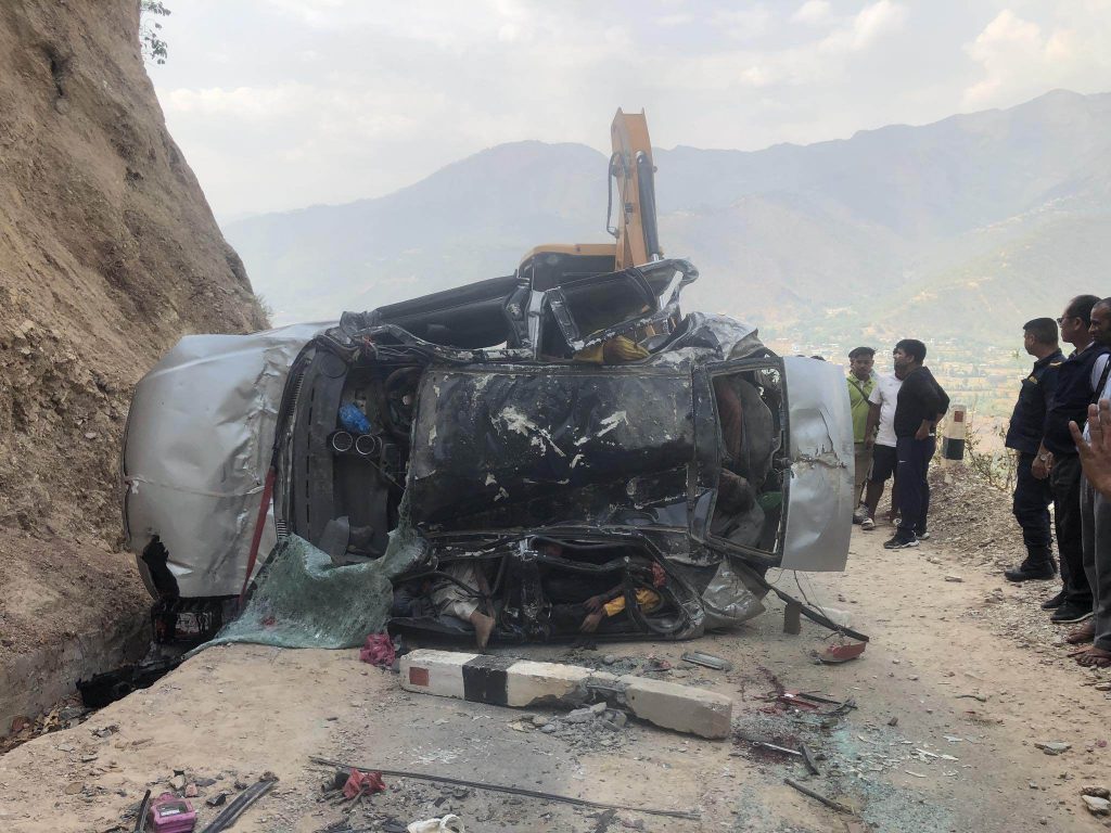 प्यूठानको स्वर्गद्वारीबाट फर्केको गाडी दुर्घटना, ८ जनाको निधन