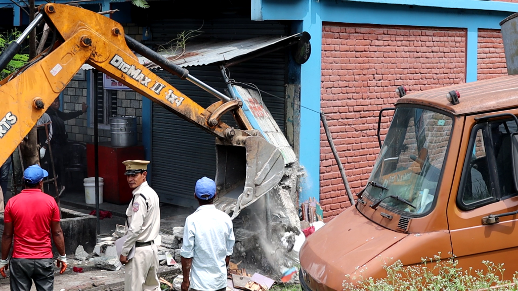 राजमार्ग मिचेर बनेका संरचना भत्काउन महानगले चलायो डोजर