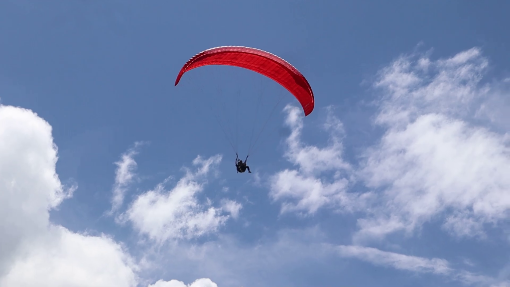 पोखराको आकाशमा बादल चुम्दै ‘ब्लाइन्ड रक्स’