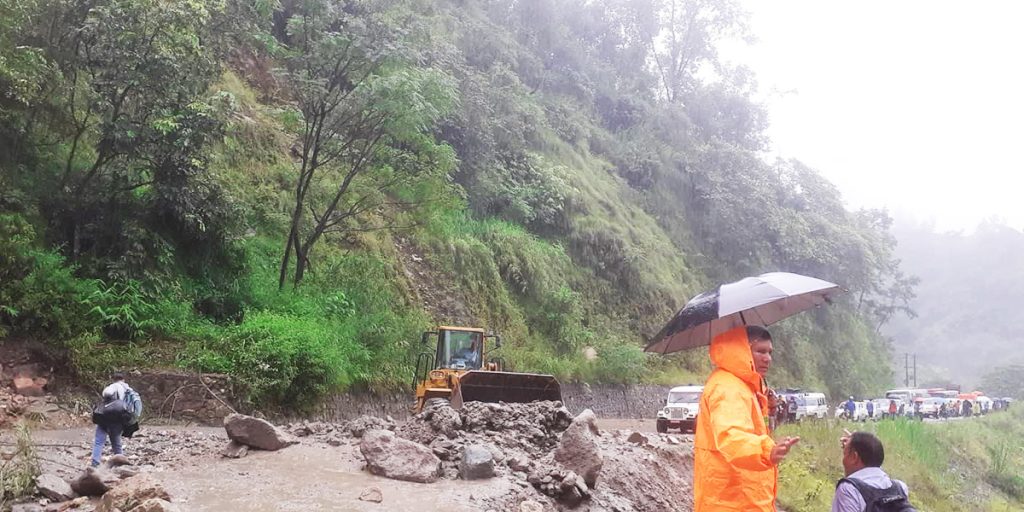 पर्वतको महभिरमा पहिरो : पोखरा–बागलुङ सडक अवरुद्ध