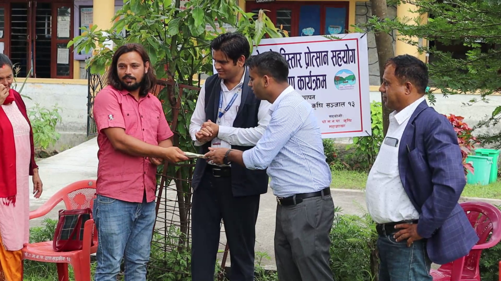 पोखरा–१३ मा किसानलाई अनुदान वितरण