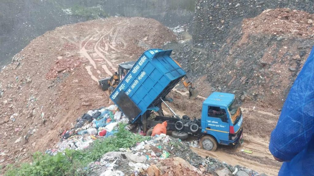 आजदेखि लामेआहाल लगियो पोखराको फोहोर