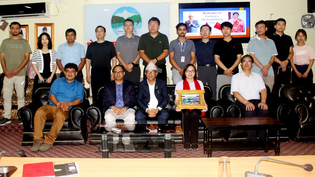 प्रमुख आचार्य र चाइना रेलवे कम्पनीका प्राविधिकहरू बिच छलफल