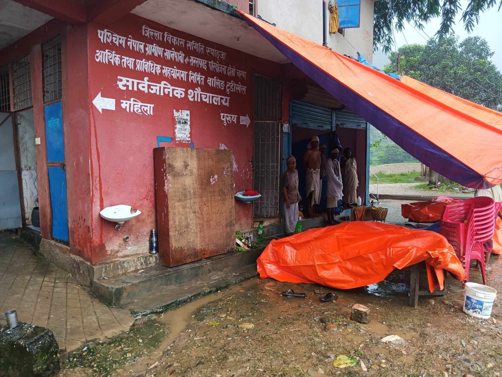 गरिबका पीडा : सार्वजनिक शौचालयमा काजकिरिया