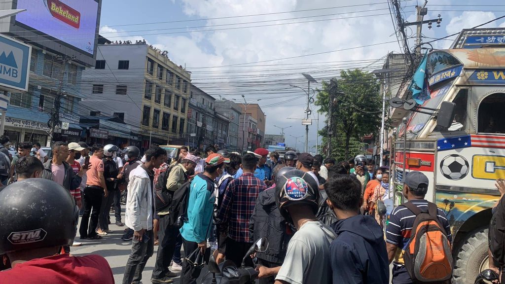 पोखरामा ट्रकको टक्करबाट स्कुटर चालक वर्षा कुमालको निधन