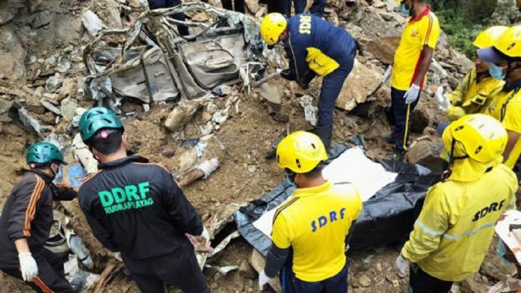 भारतमा गुडिरहेको कारमा पहिरो खस्दा ५ जनाको  निधन