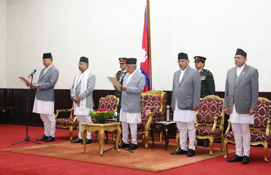 प्रधानन्यायाधीश श्रेष्ठले लिए शपथ