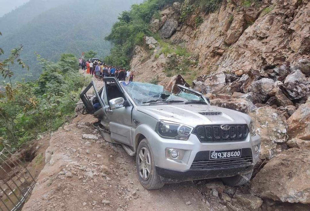 पाल्पाको जोर्तेमा गुडिरहेको जिपमाथि ढुंगा खस्दाँ तीन जनाको घटनास्थलमै ज्यान गयो
