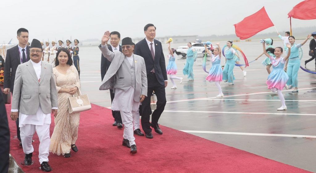 चीनको हाङजाओ पुगे प्रधानमन्त्री प्रचण्ड, उपप्रधानमन्त्रीले गरे स्वागत