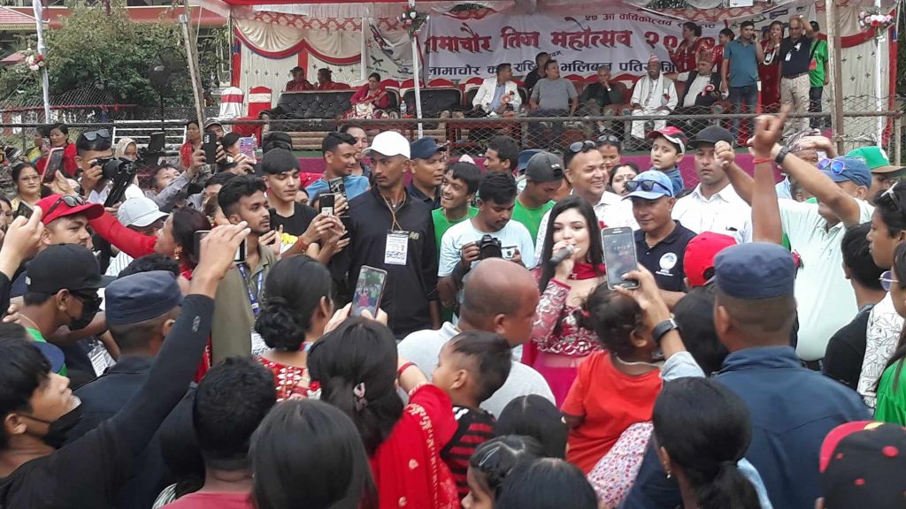 गायिका समीक्षाको प्रस्तुतिमा उर्लिए दर्शक