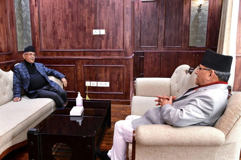 प्रधानमन्त्री प्रचण्ड र एमाले अध्यक्ष ओलीबीच सिंहदरबारमा भेट