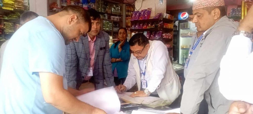 पोखरा–२५ हेम्जाका खाद्य पसलमा महानगरको अनुगमन, २ वटा पसललाई जरिवाना