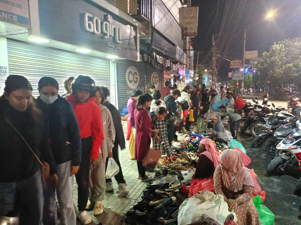 पोखरा चिप्लेढुंगाको फुटपाथमा रातिको समयमा किनमेल गर्नेको घुइँचो (फोटोफिचर)