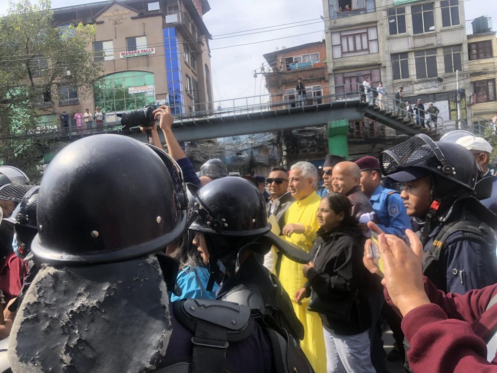 संसद भवनअगाडिबाट २७ जना पक्राउ