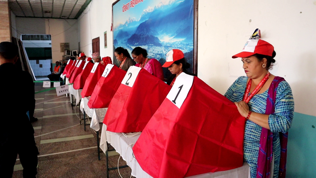 ३३ वटा विद्युतिय भोटिङ मेसिन प्रयोग, तीनबजेसम्म २५० जनाले मतदान गरे 