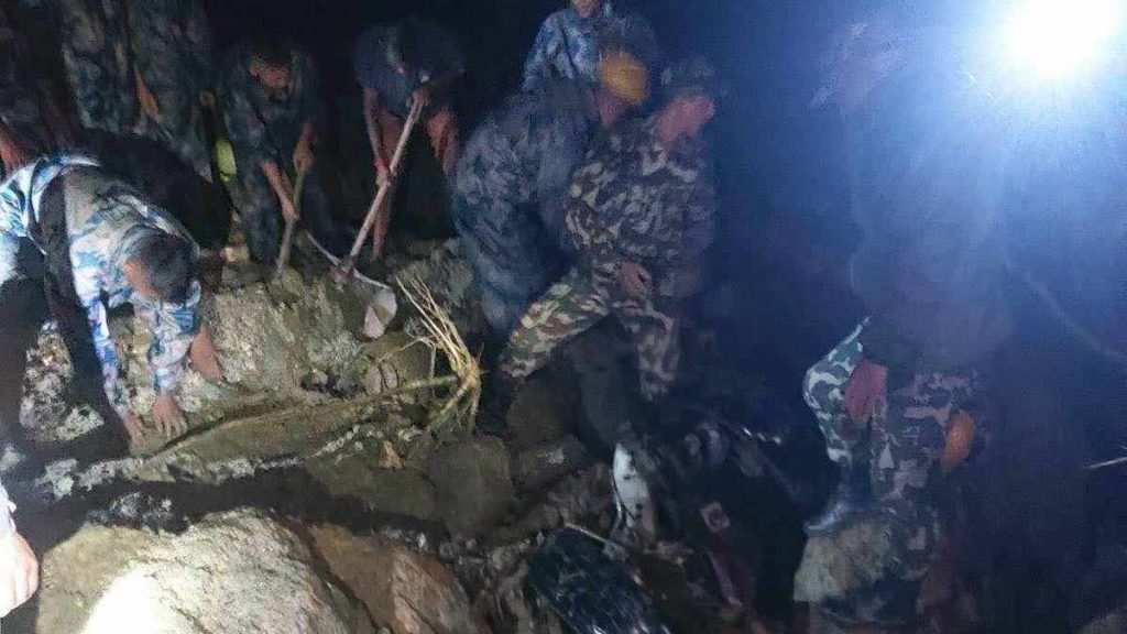 पर्वतमा बाढीले बगाएको जीप टुक्रा टुक्रा अवस्थामा भेटियो : एकको शव फेला