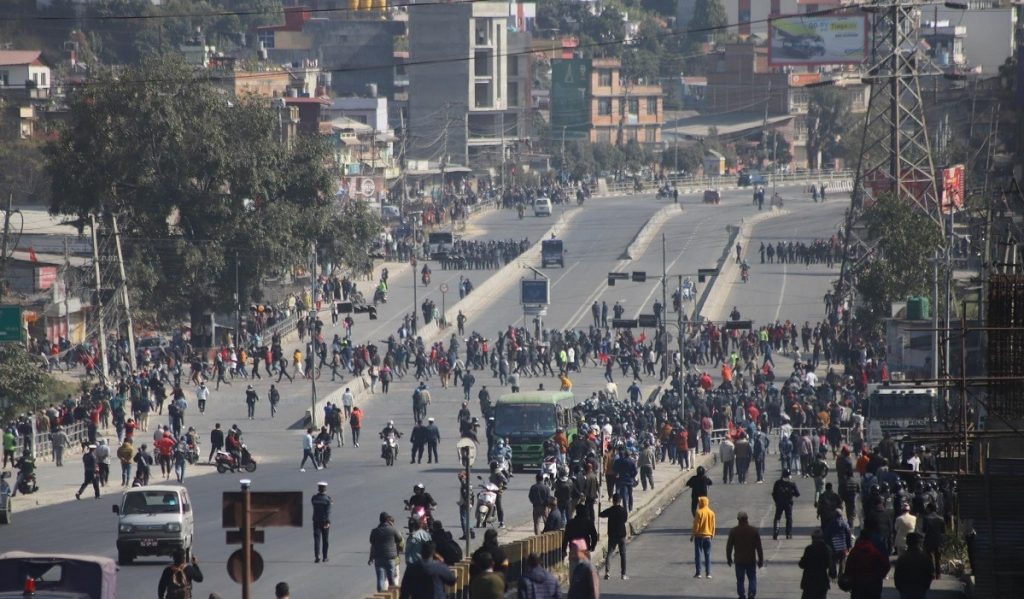 बल्खुमा दुर्गा प्रसाईं र युवा संघका कार्यकर्ताबिच झडप, प्रहरीले चलायो जामर भेहिकल