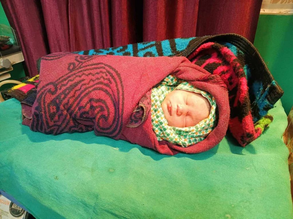 झाडीमा सालनाल सहित वेबारिसे अवस्थामा बच्चा भेटियो