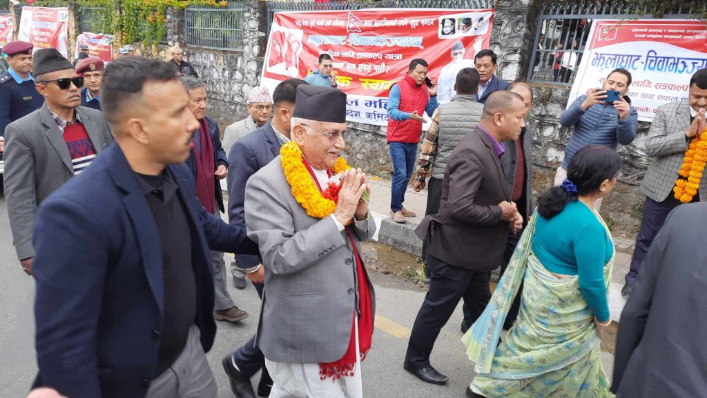 ‘बोल्दा मात्रै समृद्धि, फिल्डमा कहिले ?’ भन्दै ओलीलाई देखाइयो कालोझण्डा