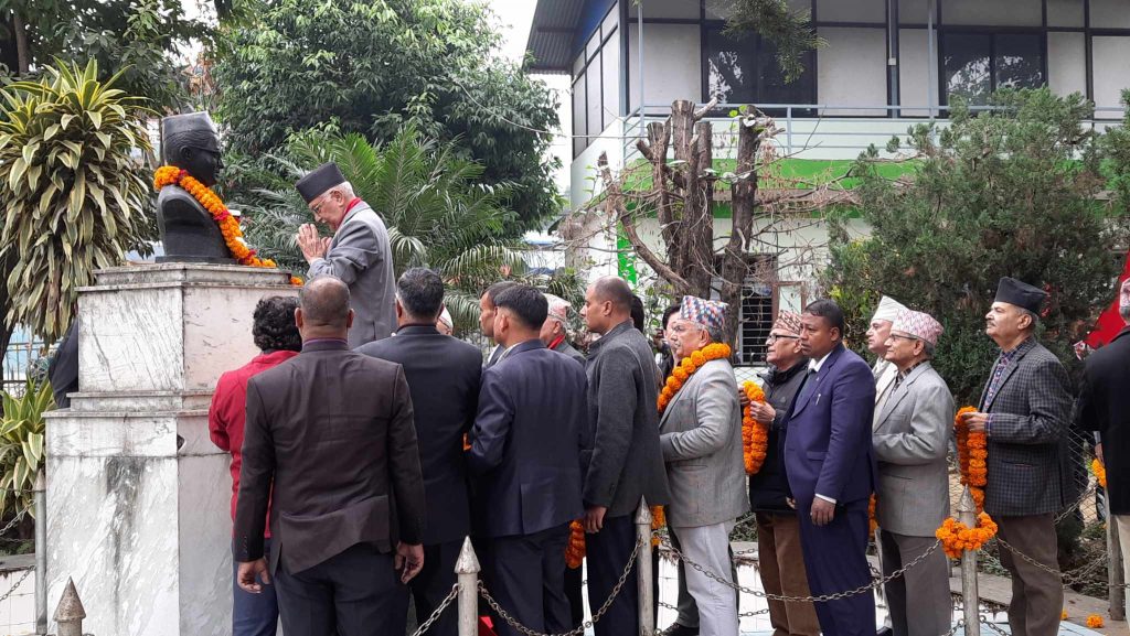 ओलीद्धारा पोखरामा रहेको पुष्पलाल श्रेष्ठको सालिकमा माल्यार्पण