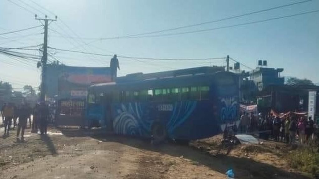 अपडेट : लेखनाथमा बसको ठक्करबाट घाइते एक जनाको ज्यान गुम्यो