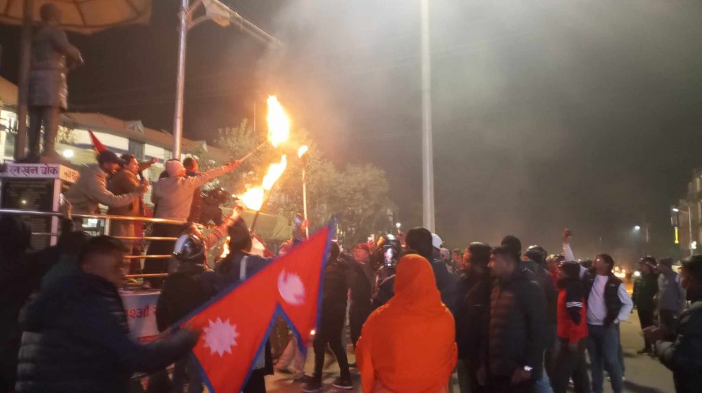 गणतन्त्रको विरुद्ध नारा लगाउँदै पोखरामा पर्यटनमन्त्रीको पुत्ला दहन