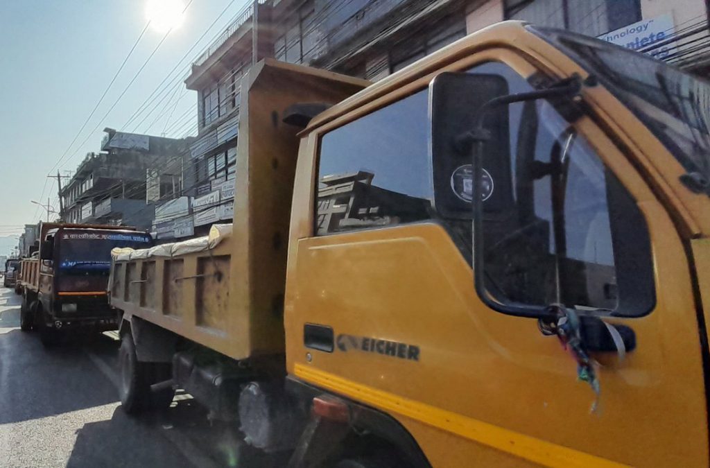 नियन्त्रणमा लिइएका ५५ ढुवानीका साधनलाई भ्याटबिल भेरिफाईका लागि पठाइयो