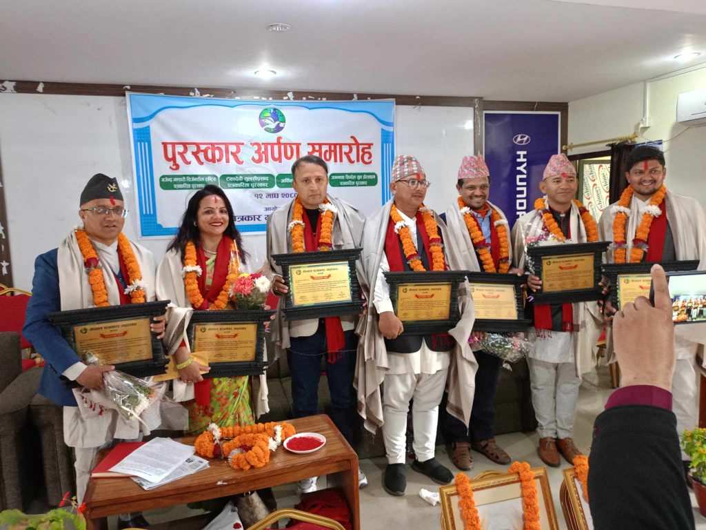 पत्रकार महासंघ कास्कीद्धारा ७ पत्रकार पुरस्कृत