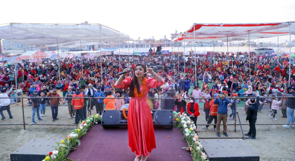 पोखरा महोत्सवमा समिक्षाको प्रस्तुतीमा दर्शकले लिए भरपुर मनोरञ्जन, भेषभुषामा फोटो खिचाउनेको भीड