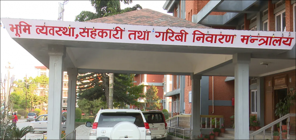 सहकारीका साना बचतकर्ताको रकम फिर्ता गर्नेबारे सरोकारवालासँग छलफल गर्दै मन्त्रालय