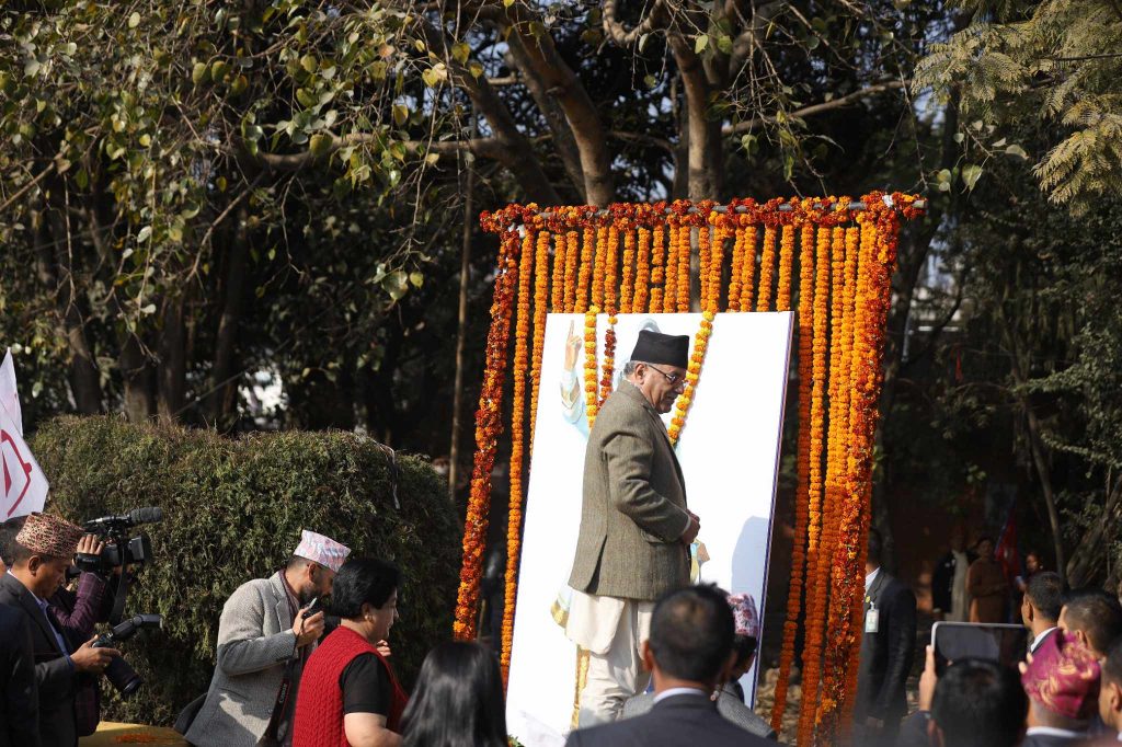 प्रधानमन्त्री प्रचण्डले गरे पृथ्वीनारायण शाहको तस्बिरमा माल्यार्पण