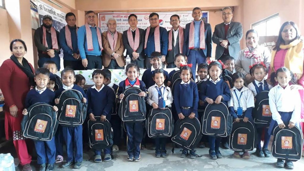 विन्ध्यवासिनीका विद्यार्थीलाई स्टेशनरी सामान वितरण