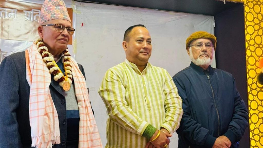 अग्रज पत्रकार प्रतिकलाई गोतामे पत्रकारिता स्वर्ण पदकबाट सम्मान