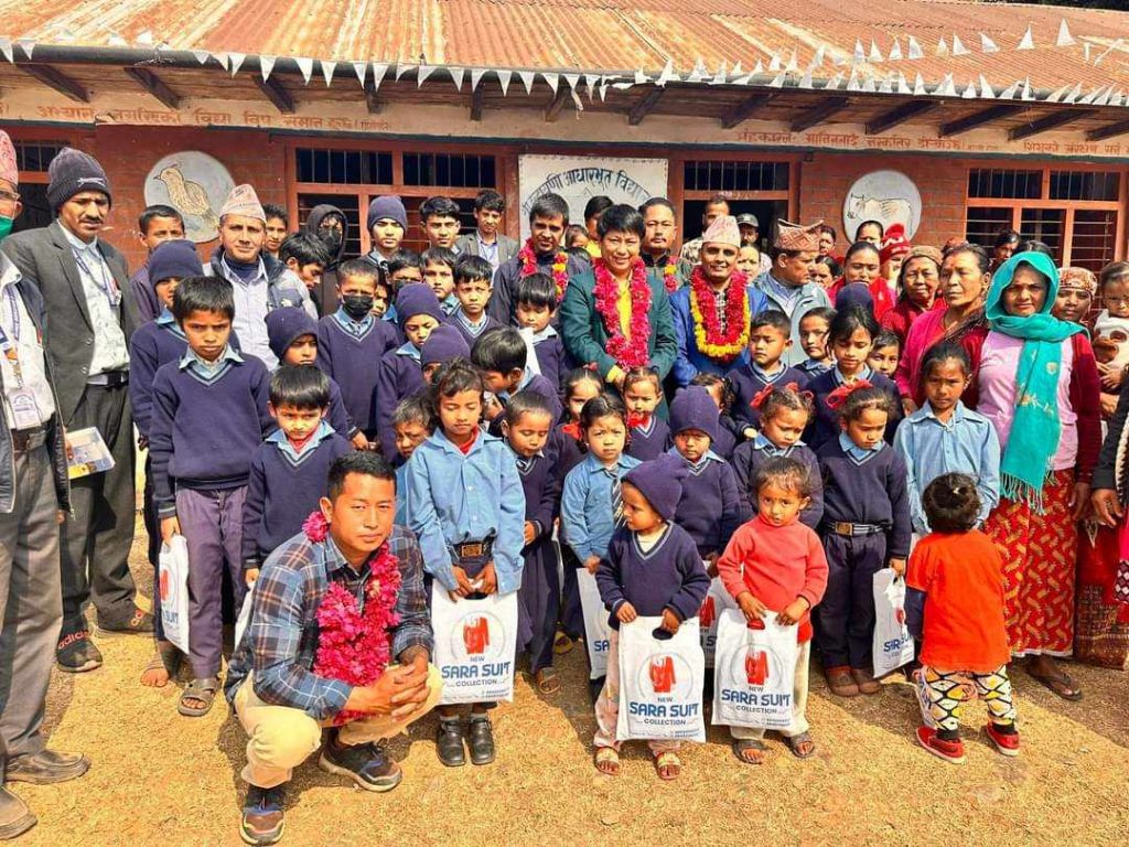 रूपा-२ का वडा अध्यक्ष सुवेदीद्वारा इन्द्रायणीका विद्यार्थीलाई पोसाक वितरण