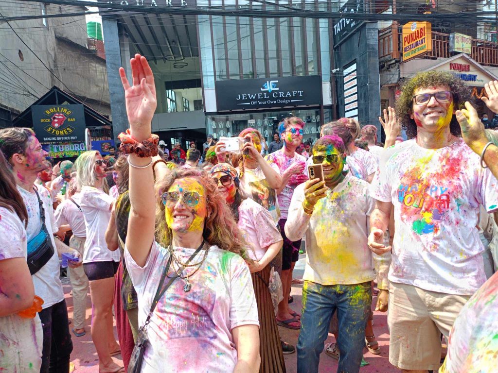 पर्यटकीय राजधानी पोखरामा होलीमा उत्साहित पर्यटक