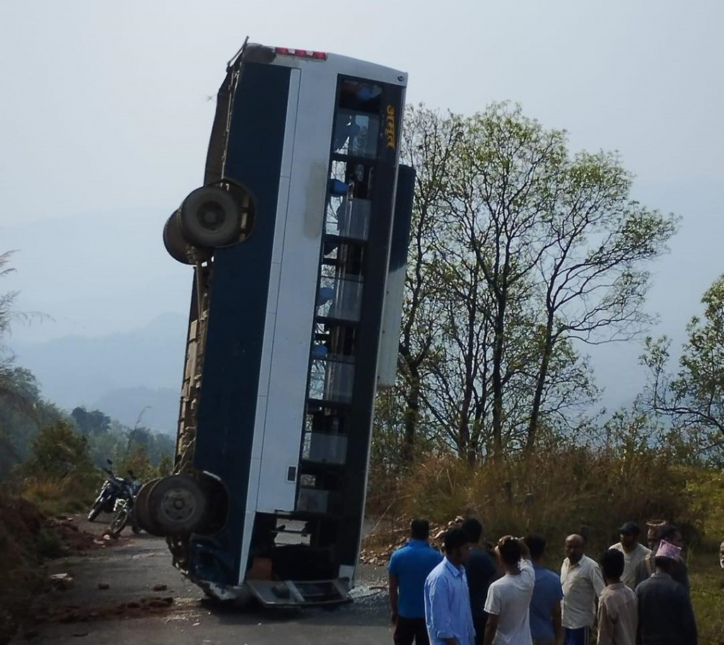 पोखराको अर्चलेमा बस दुर्घटना, दुई जना घाइते