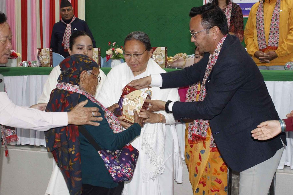 पोखरा-९ का जेष्ठ नागरिकलाई स्वास्थ्य परीक्षणसंगै पोषिलो सातु प्रदान